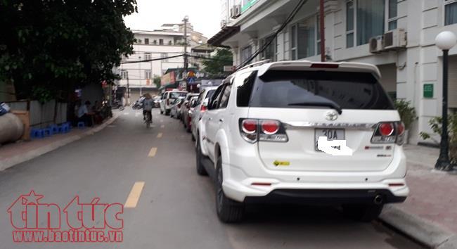 Lấn chiếm vỉa hè, đỗ xe sai quy định phổ biến nhiều tuyến phố Hà Nội ảnh 6